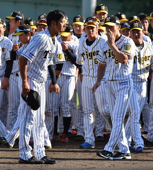 横田慎太郎（左）の引退セレモニーで目頭を押さえる矢野燿大監督（右）（撮影・上田博志）