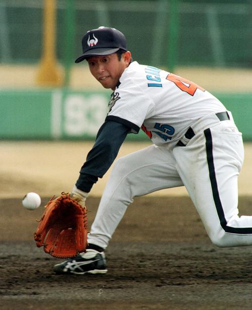 00年近鉄春季キャンプでノックを受ける市原圭氏