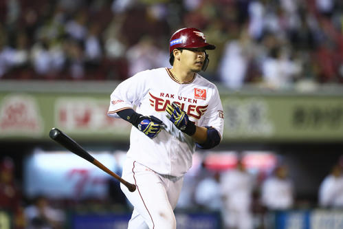 楽天対西武　1回裏楽天無死二塁、2点本塁打を放つ浅村（撮影・足立雅史）