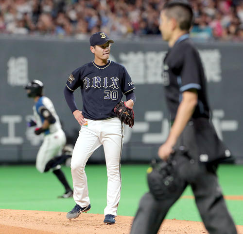 日本ハム対オリックス　4回裏日本ハム1死、大田（左奥）に左越え本塁打を浴びるオリックスK－鈴木（撮影・佐藤翔太）