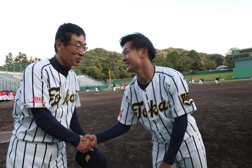 星槎道都大対東海大北海道　試合後、握手を交わす東海大北海道・日下部監督（左）と高沼（撮影・西塚祐司）