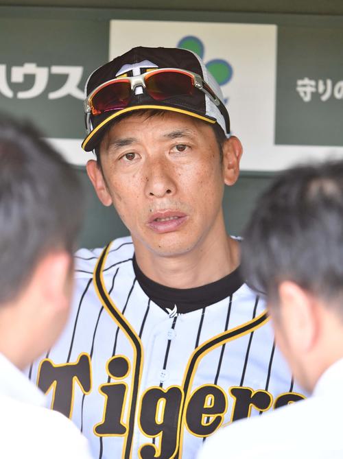 記者の質問に答える矢野燿大監督（撮影・上田博志）