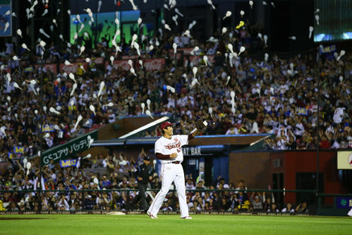 楽天対西武　勝利の風船が舞う中、勝利球を受け取る楽天由規（撮影・足立雅史）