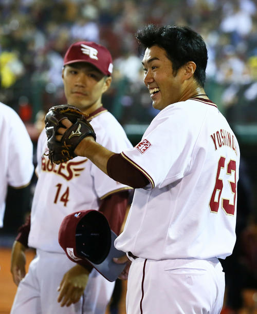 楽天対西武　勝利し笑顔を見せる楽天由規（右）。左は則本昂（撮影・足立雅史）