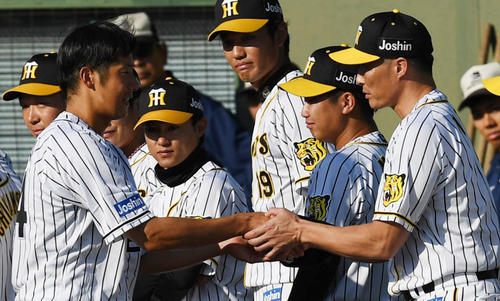 引退式する横田慎太郎（左）は糸井嘉男とガッチリ握手をする（撮影・奥田泰也）