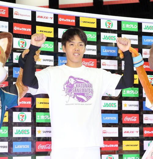 日本ハム対オリックス　試合終了後、日本ハム実松のTシャツを来てポーズをとる杉浦（撮影・佐藤翔太）