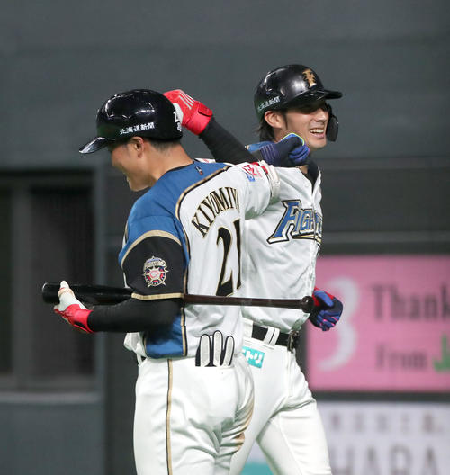 日本ハム対オリックス　4回裏日本ハム1死、左越え本塁打を放ち清宮（左手前）に出迎えられる大田（撮影・佐藤翔太）