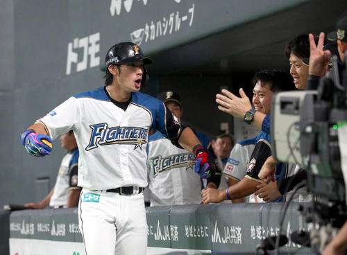 日本ハム対オリックス　4回裏日本ハム1死、左越え本塁打を放ちマッスルポーズをする大田（撮影・佐藤翔太）