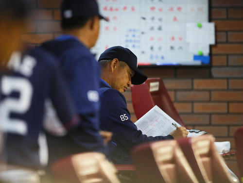 楽天対西武　ベンチでメモを取る辻監督（撮影・足立雅史）
