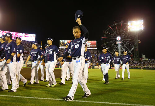 楽天対西武　最終戦を終えファンの声援に手を振って応える西武辻監督（中央）（撮影・足立雅史）