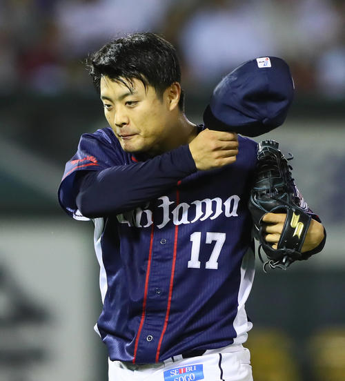 楽天対西武　初回に3点を失い渋い表情でベンチに戻る西武松本航（撮影・足立雅史）