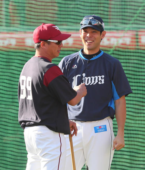 楽天対西武　試合前、談笑する楽天平石監督（左）と西武秋山（撮影・足立雅史）