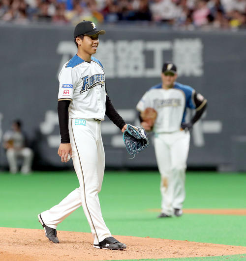 日本ハム対オリックス　7回表オリックス2死、吉田正に二塁打を打たれるも笑顔を見せる日本ハム杉浦。右奥は悔しがる清宮（撮影・佐藤翔太）