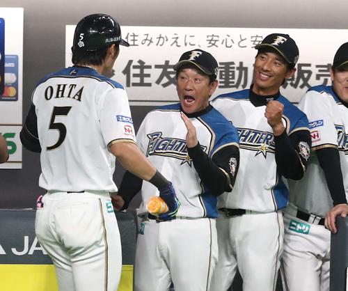 日本ハム対オリックス　4回裏、本塁打を放った大田を出迎える栗山監督（左から2人目）（撮影・黒川智章）