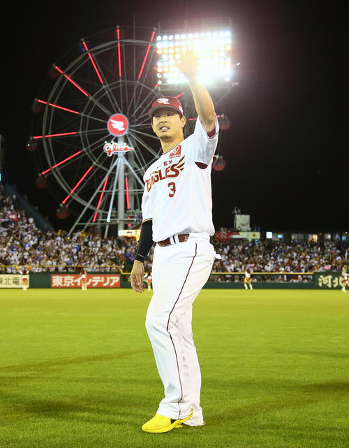 楽天対西武　最終戦を終えファンの声援に笑顔を見せる楽天浅村（撮影・足立雅史）