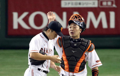 日本シリーズの日本ハム戦で、サインを見逃した沢村の頭をたたいて活を入れる阿部（2012年10月28日）