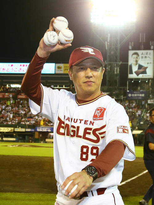 楽天対西武　最終戦を勝利で飾り声援に応える楽天平石監督（撮影・足立雅史）