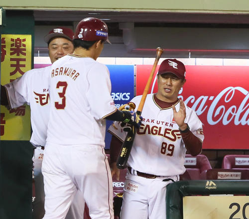 楽天対西武　1回裏楽天無死二塁、2点本塁打を放った浅村（左）をタッチで迎える平石監督（撮影・足立雅史）