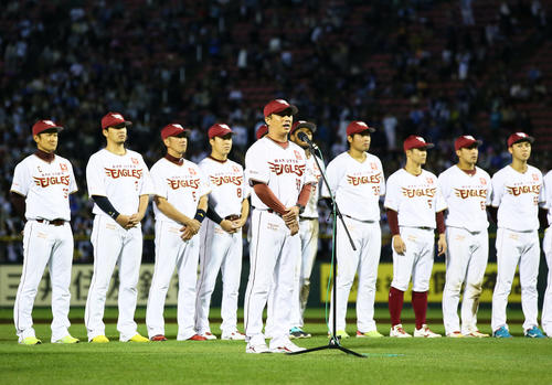 楽天対西武　最終戦セレモニーであいさつする楽天平石監督（中央）（撮影・足立雅史）
