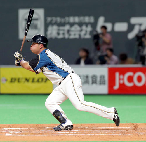 日本ハム対オリックス　4回裏日本ハム1死満塁、今井は中前適時打を放つ（撮影・佐藤翔太）
