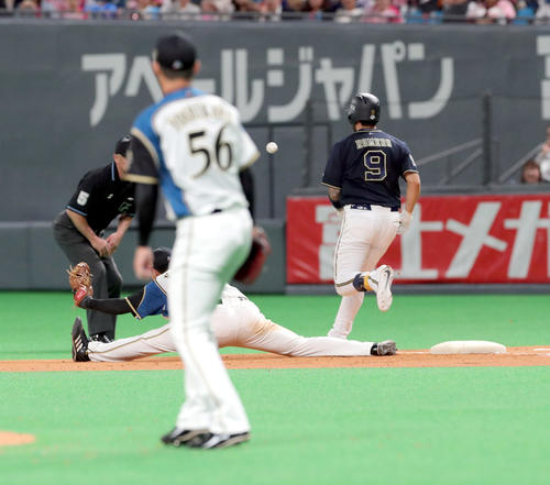 日本ハム対オリックス　7回表オリックス2死、日本ハム今井の悪送球により二塁走者の吉田正が生還する（撮影・佐藤翔太）