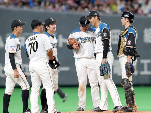 日本ハム対オリックス　7回表オリックス2死、日本ハム清宮に声をかけ降板する杉浦（右から2人目）（撮影・佐藤翔太）