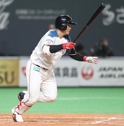 日本ハム対オリックス　2回裏日本ハム無死一塁、右前打を放つ清宮（撮影・黒川智章）