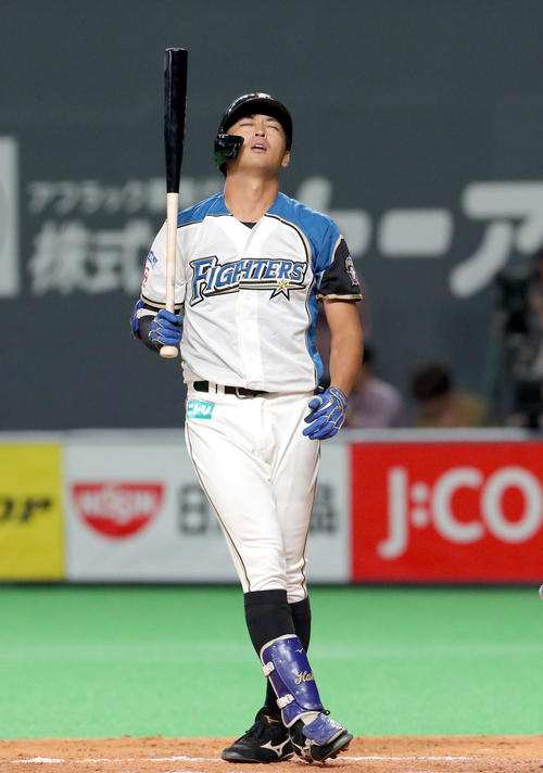 日本ハム対オリックス　4回裏日本ハム1死満塁、三振に終わり天を仰ぐ白村（撮影・佐藤翔太）