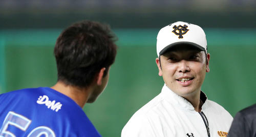 巨人対DeNA　DeNA平良（左）と笑顔で話す巨人阿部（撮影・鈴木正人）