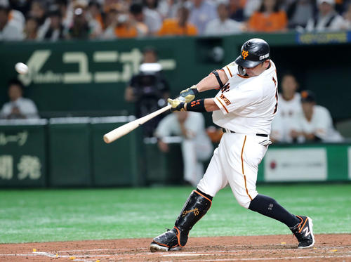 巨人対DeNA　4回裏巨人1死、阿部は右越え本塁打を放つ（撮影・鈴木正人）