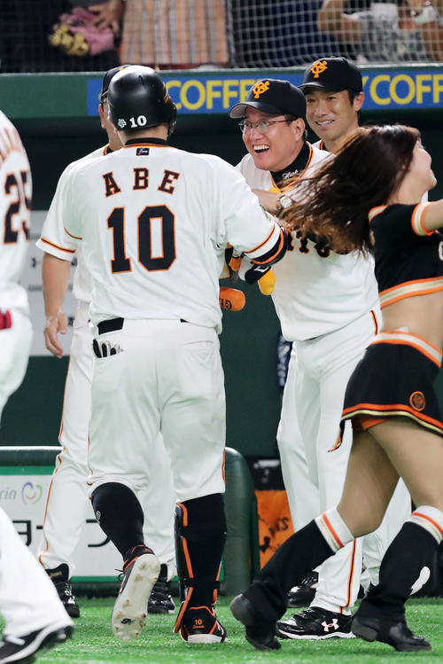 巨人対DeNA　4回裏巨人1死、阿部（左）の右越え本塁打を笑顔で迎える原監督（撮影・鈴木正人）