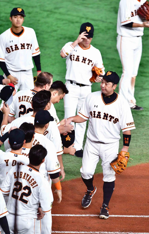 巨人対DeNA　8回表の守備に就いた巨人阿部（右）はナインの祝福を受けながらベンチへ引き揚げる（撮影・小沢裕）