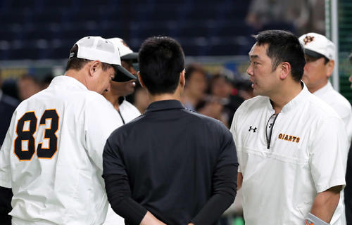 原監督（左）と握手する巨人阿部（撮影・鈴木正人）