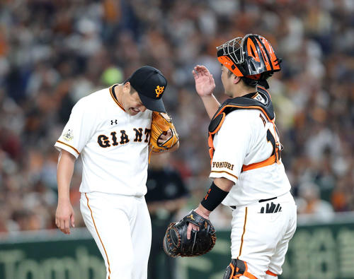 巨人対DeNA　2回表DeNA無死、沢村（左）をたたこうとする巨人阿部（撮影・鈴木正人）