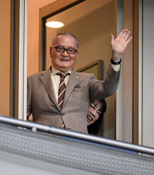 巨人対DeNA　ファンの声援に応える長嶋茂雄巨人終身名誉監督（撮影・たえ見朱実）