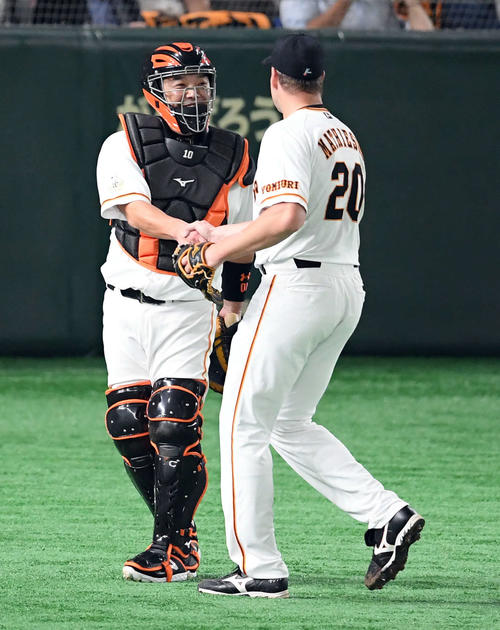 巨人対DeNA　1回、先発投手のマシソンと握手を交わす巨人阿部（撮影・たえ見朱実）