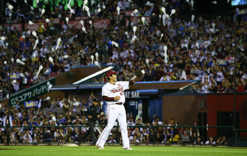 楽天対西武　勝利の風船が舞う中、勝利球を受け取る楽天由規（撮影・足立雅史）