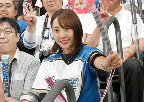 札幌ドームで観戦する藤江れいな