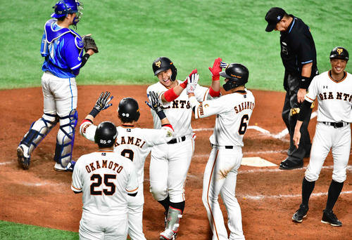 巨人対DeNA　5回裏巨人2死満塁、炭谷（中央）は左越えに勝ち越し満塁本塁打を放ちナインの祝福を受ける（撮影・小沢裕）