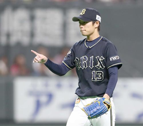 日本ハム対オリックス　2回裏、無失点に抑えポーズをとる山岡（撮影・黒川智章）