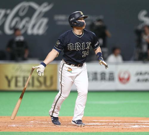 日本ハム対オリックス　8回表オリックス1死、右越え本塁打を放つ吉田正（撮影・黒川智章）