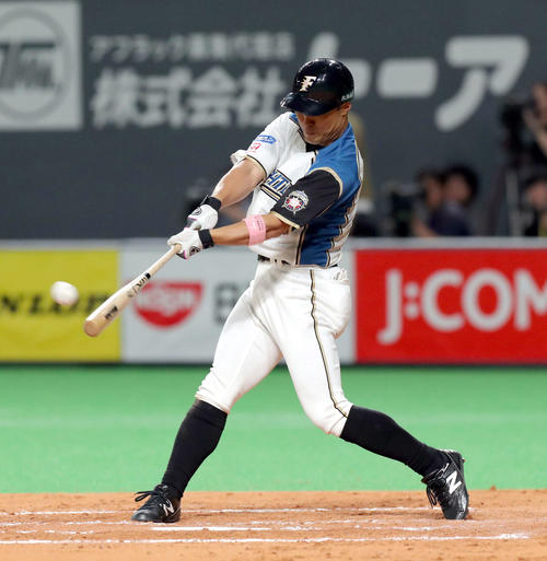 日本ハム対オリックス　8回裏日本ハム2死一、二塁、田中賢は適時打を放つ（撮影・佐藤翔太）