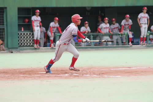 神戸大対奈良学園大　中前打を放つ奈良学園大・菅田（撮影・柏原誠）
