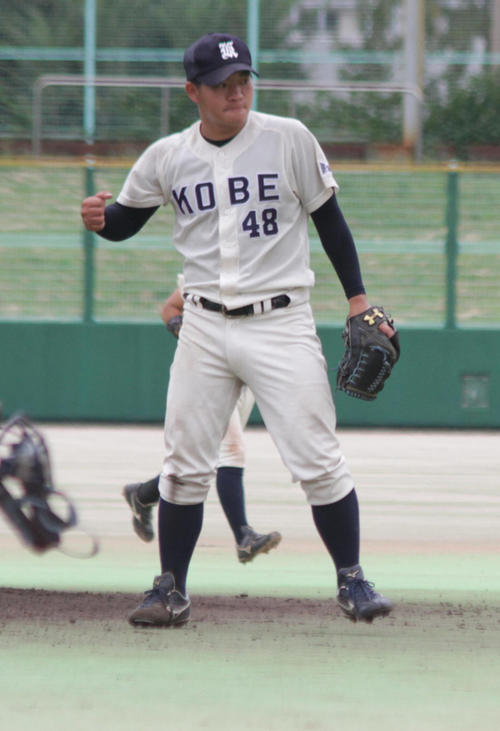神戸大対奈良学園大　大学初完封を飾った神戸大1年の藤原（撮影・柏原誠）