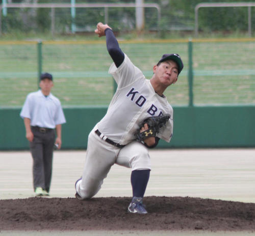 神戸大対奈良学園大　大学初完封を飾った神戸大1年の藤原（撮影・柏原誠）