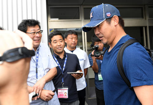 加藤球団代表と会談した松坂は、練習後に記者の質問に答える（撮影・前岡正明）
