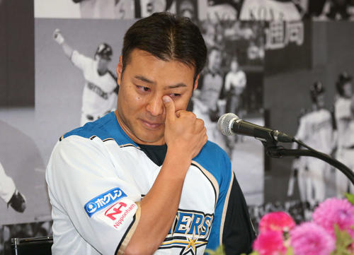 引退記者会見で涙を流す日本ハム田中賢（撮影・黒川智章）