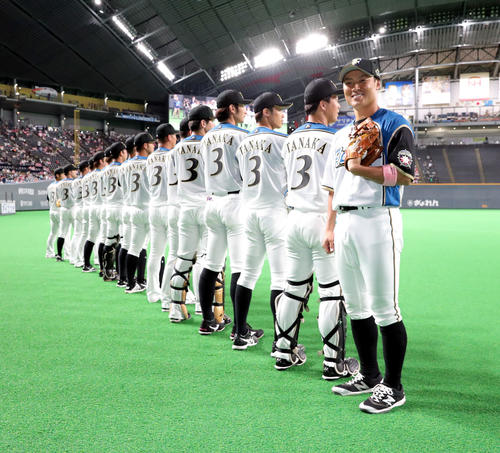 日本ハム対オリックス　日本ハム田中賢（右手前）の背番号3のユニホームを着て記念撮影に応じる日本ハムナイン（撮影・佐藤翔太）