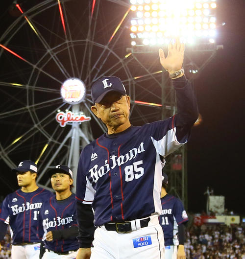 最終戦を終えファンの声援に手を振って応える西武辻監督（2019年9月26日）