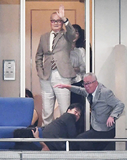 巨人対ＤｅＮＡ　試合前、観客に手を振る巨人長嶋終身名誉監督（撮影・山崎安昭）